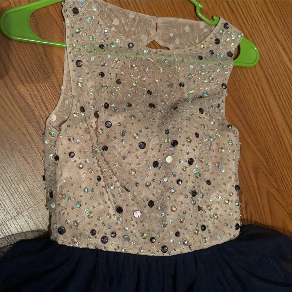 Elegant Sleeveless Dress with Embellished Bodice - Picture 4 of 7